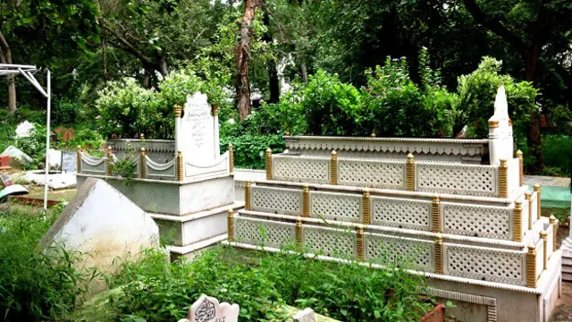 دہلی میں قبرستان انتظام سے وابستہ لوگوں کا کہنا ہے کہ کسی بھی قبرستان میں پکی قبریں بنانے کی اجازت نہیں دی جائے گی