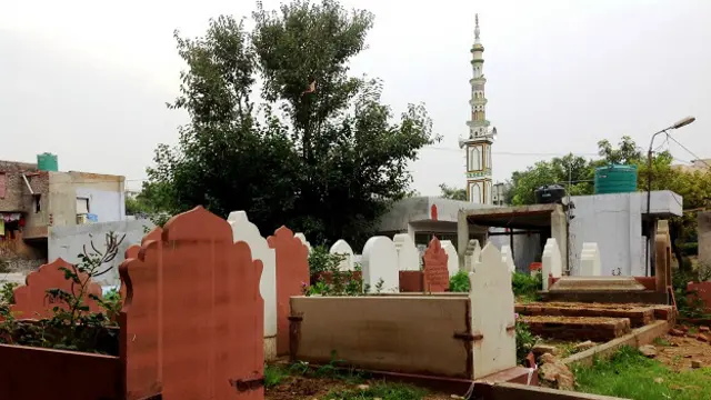 دہلی کے مولانا آزاد میڈیکل کالج کے کیمپس میں واقع مشہور ذاتی قبرستان ’مہدیان‘ میں اب زمین کم پڑنے لگی ہے