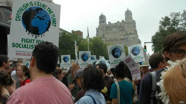 Люди с плакатами в Нью-Йорке на "климатическом марше"