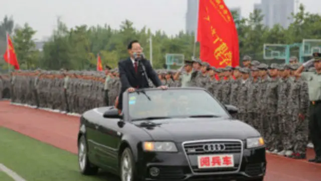 校领导“检阅”军训