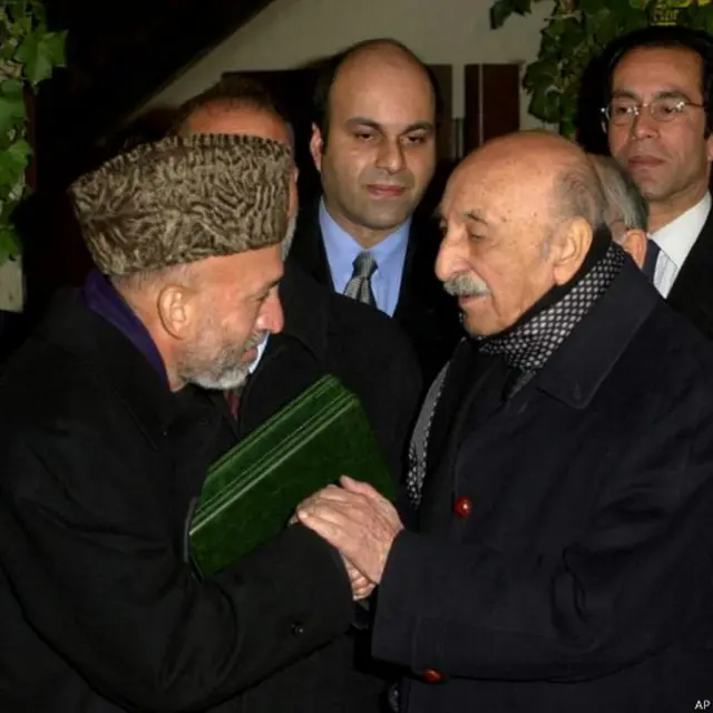 Ҳомид Карзай ўша йилнинг 18 декабрида Афғонистоннинг сўнгги шоҳи билан Римда учрашди. Шоҳ Карзайга Қуръони Карим нусхасини ҳадя қилди.