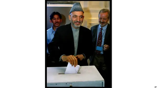 Бир йилдан сўнг, у фавқулодда чақирилган Лоя Жиргада иштирок этиб, овоз берди. Жиргада Ҳомид Карзай Афғонистоннинг ўтиш даври ҳукумати раҳбари ўлароқ қабул қилинди. 