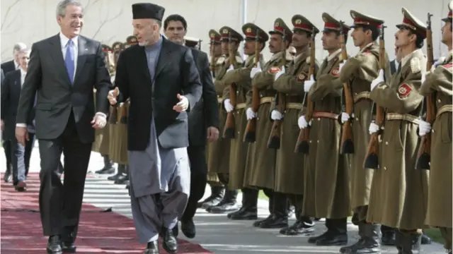 Афғонистон ҳукумати Американинг қирувчи учоқлари ёрдамида барпо этилди. Аммо, Ҳомид Карзай ҳукумати даврида икки мамлакат орасидаги муносабатлар пасту баландликлардан иборат бўлди. Мана бу расм 2006 йил Америка президентининг Афғонистонга қилган сафари чоғи олинган. 