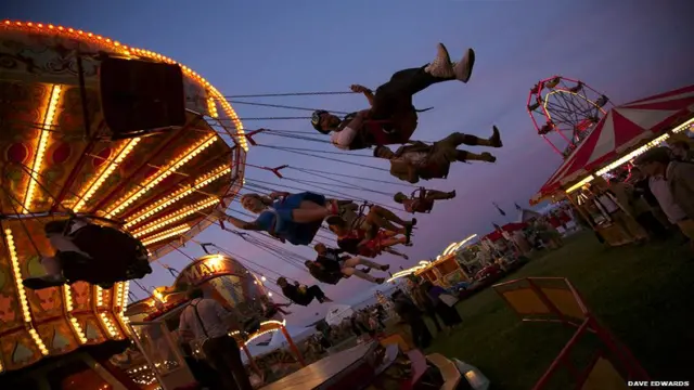 ये तस्वीर डेव एडवर्ड्स ने भेजी है. वो कहते हैं, ''गुडवुड फ़ेस्टिवल में रेसिंग का आयोजन हुआ था. आयोजन ख़त्म होने के बाद लोग झूलों का आनंद लेने लगे.''