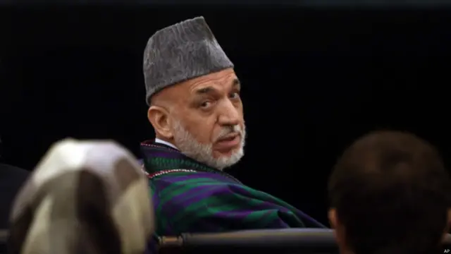 Икки номзод миллий бирдамлик ҳукумати барпо этишга келишар экан, Карзай уларни муборакбод этди ва келгуси ҳукуматга бир фуқаро сифатида ёрдам беришга тайёр эканини билдирди. Бу сурат икки номзод орасидаги келишувдан сўнг олинган. 