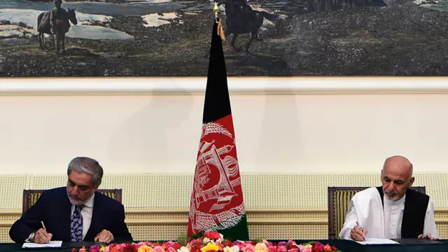 د افغانستان د ولسمشرۍ دواړو نوماندانو د یکشنبې په ورځ (سپتمبر ۲۱مه) په ارګ کې د ولسمشر کرزي، او نورو لوړپوړو حکومتي چارواکو په حضور کې د "ملي یووالي حکومت" جوړولو هوکړه لاسلیک کړه.