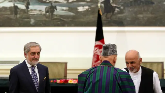 Аммо, Афғонистоннинг сўнгги сайловлари жанжалли бўлди. Америка ва Бирлашган Миллатлар Ташкилоти рақиб номзодлар ўртасида келиб чиққан келишмовчиликларни ҳал қилиш учун ўртага тушишди. Ниҳоят икки номзодни миллий бирдамлик ҳукумати ташкил қилишга кўндирдилар. Ҳомид Карзай ҳам Афғонистондаги мужоҳид раҳбарлар ва давлат мулозимлари билан учрашиб, икки номзод ўртасидаги келишмовчиликларни бартараф этишга ҳисса қўшди. 