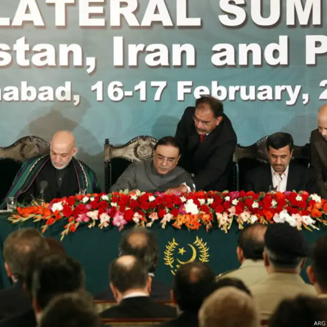 Икки томон ва уч томон иштирокидаги йиғинларда жаноб Карзай қўшни давлатлар билан муносабатларни яхшилашга уринди. Покистон, Эрон, Туркия ва Марказий Осиё давлатлари билан террорга қарши курашга қаратилган йиғинларда қатнашди. 