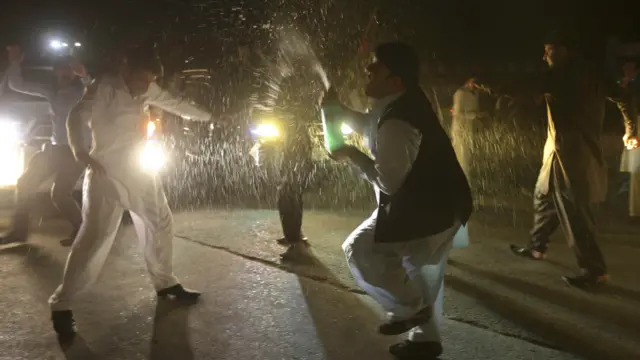 ځینې افغانان په دې اند دي چې د ملي یووالي حکومت هوکړه د افغانستان ثبات او راتلونکې تضمینولو پر لور یو اساسي ګام دی.