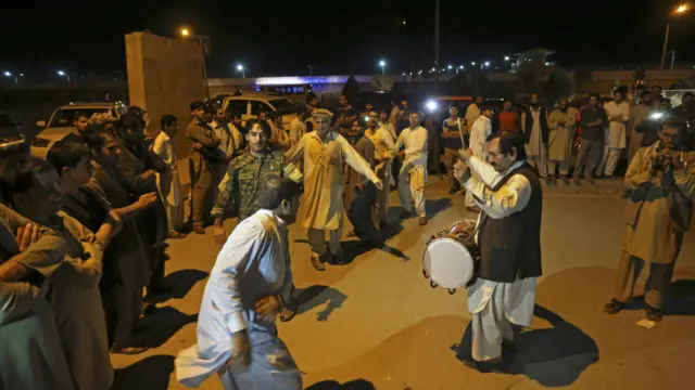 خو یو شمېر هېوادوالو بیا د نوي ولسمشر په توګه د اشرف غني احمدزي د ټاکل کېدو اعلان په اتڼونو ولمانځه.