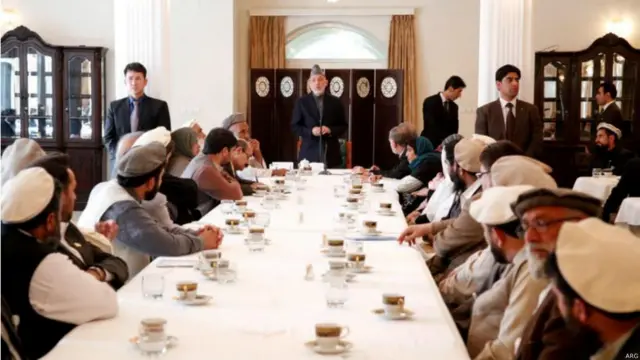 Жаноб Карзай аксар пайтлар қавм бошлиқлари, мужоҳидлар ва дин олимлари билан учрашиб, Афғонистоннинг хорижий давлатлар билан алоқалари ҳақида уларга маълум қилиб турарди. 