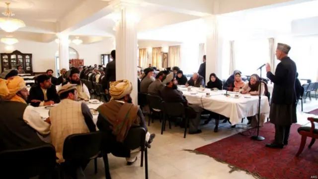 Карзай жаноблари ҳукумат тепасида экан, президентлик саройида вилоятлар раҳбарлари ва қавмлар оқсоқоллари билан кўплаб йиғинлар ўтказди. Афғонлар орасида миллий бирдамликни қарор топтиришга ҳаракат қилди. 