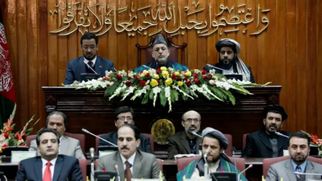 Ҳомид Карзай мамлакат ичкарисида ҳам парламент ва адлия тизими билан муносабатларини яхшилашга уринди. Аммо, унинг парламент билан алоқалари доим зиддиятли бўлиб келган. 