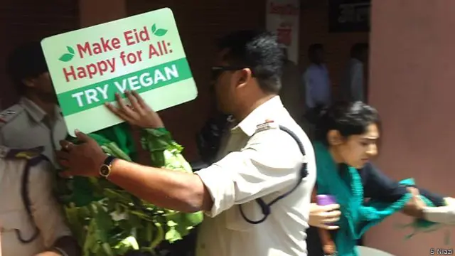 নিরামিষাশী ঈদ পালনের ডাক দিয়ে প্রচারণার সময় 'পেটা' কর্মীদের ওপর হামলা