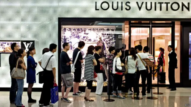 而在中国,消费者得付1115美元(7450人民币)。