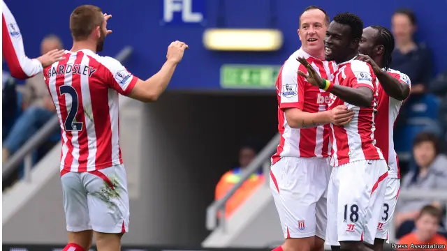 Mame Biram Diouf (droite) de Stoke City célèbre le premier but avec son co-équipier Phillip Bardsley (gauche) lors du match de 1ère Ligue le 20 septembre à Londres