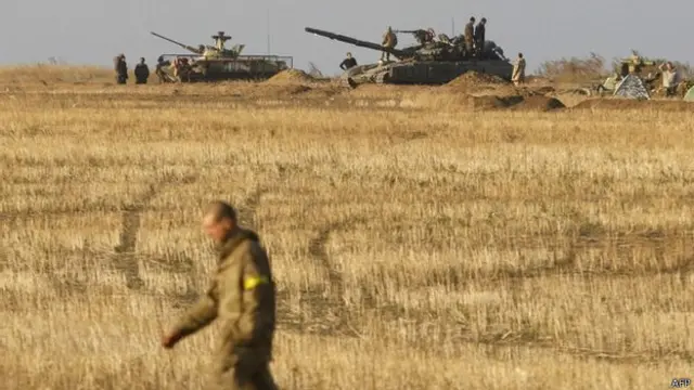 Украинский военный на фоне танков