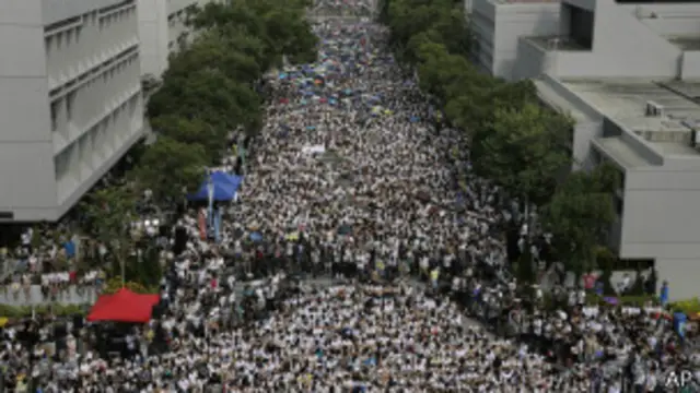 Chinese University ပရဝုဏ်ထဲမှာ စုရုံးကြစဉ်။