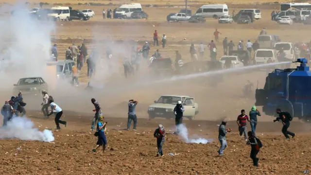 不過庫爾德人和土耳其人之間的由來已久的緊張關係已經浮出水面，周日邊境發生了衝突事件。