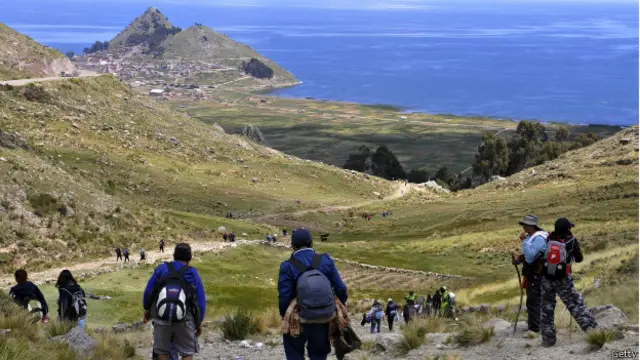 Viajeros en camino del pueblo de Copacabana, a orillas del lago Titicaca