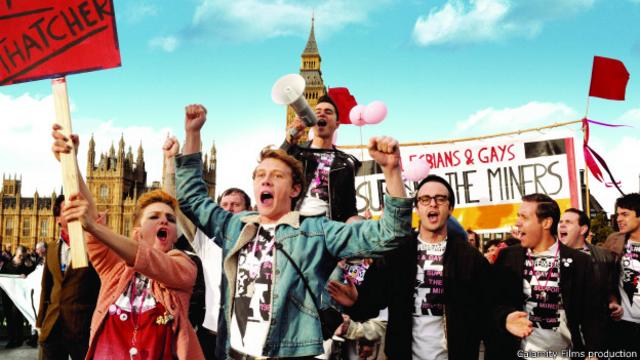 Кадр из фильма "Гордость": геи и лесбиянки на демонстрации в поддержку бастующих шахтеров