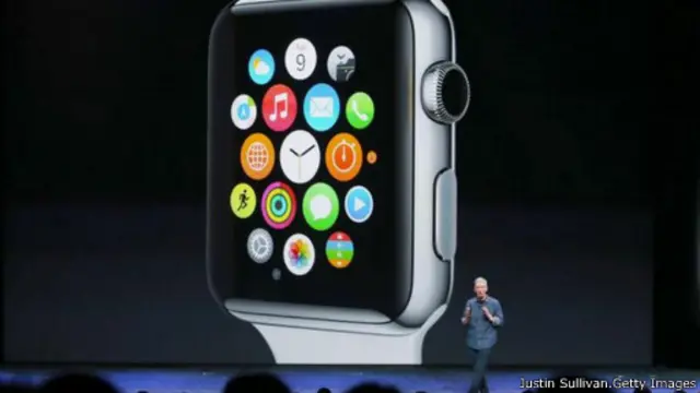 تيم كوك، المدير التنفيذي لشركة آبل، يستعرض مميزات ساعة آبل ووتش الذكية.