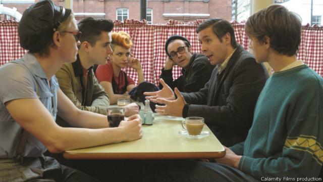 Кадр из фильма "Гордость": Профсоюзный лидер Дай Донован (актер Пэдди Консидайн, справа в центре) вместе с гей-активистами определяет план действий