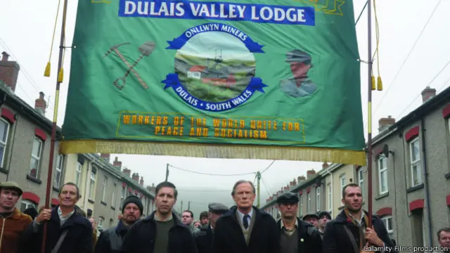 Кадр из фильма: валлийские шахтеры бастуют