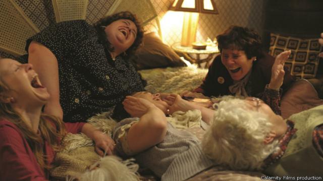 Жены шахтеров в доме пары геев умирают со смеху, обнаружив под кроватью пластмассовый фаллос