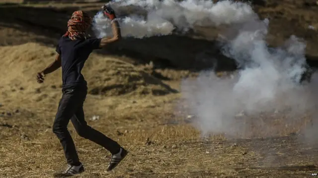 तुर्की और इराक़ के बीच अस्थायी तौर पर सीमा बंद करने के विरोध में सुरुक शहर में कुर्द लोग सड़कों पर आ गए थे. 