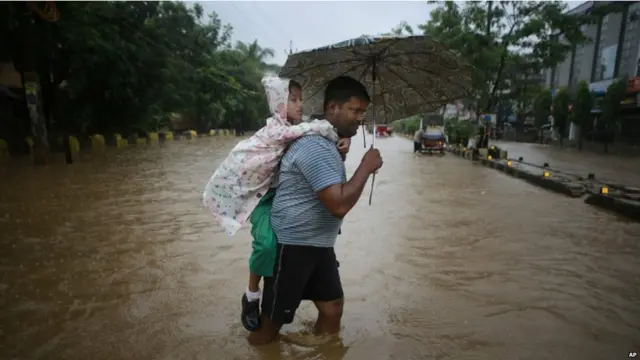 असम की राजधानी गुवाहाटी जहां भारी बारिश के बाद मुख्य सड़कों पर भी पानी भर गया है. 