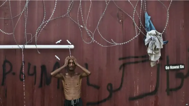 पाकिस्तान में इमरान खान की अगुआई में लोग अभी भी इस्लामाबाद में प्रदर्शन कर रहे हैं.