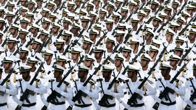 ईरान और इराक़ के बीच युद्ध की सालगिरह पर मार्च करते ईरान के नौसैनिक. दोनों देशों के बीच 1980 से 1988 तक युद्ध चला था.