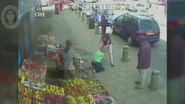 Mulher agride a outra depois de briga de trânsito (CCTV)