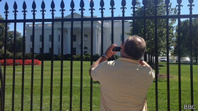 turista en frente de la Casa Blanca