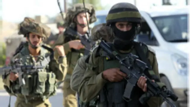 دمر الجيش الاسرائيلي منزل عائلة مروان القواسمي ومنزل أبو عيشة في مدينة الخليل في وقت سابق