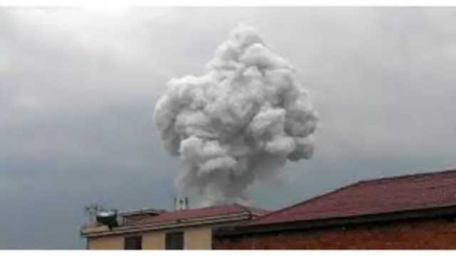 爆炸現場升起濃煙 (新華社圖)