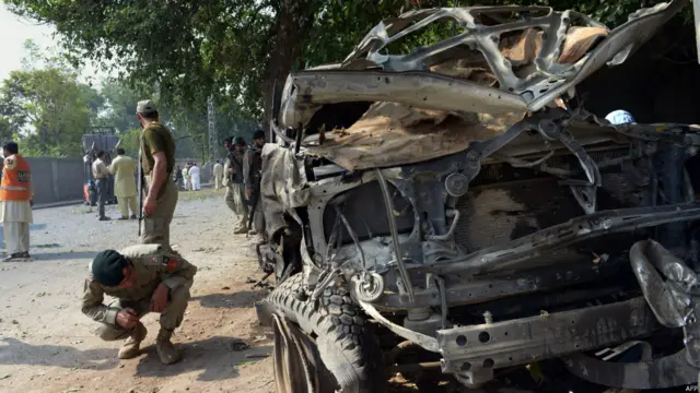 پشاور میں صدر کے مصروف علاقے میں منگل کی صبح ہونے والے دھماکے میں تین افراد ہلاک اور 14 زخمی ہوئے۔