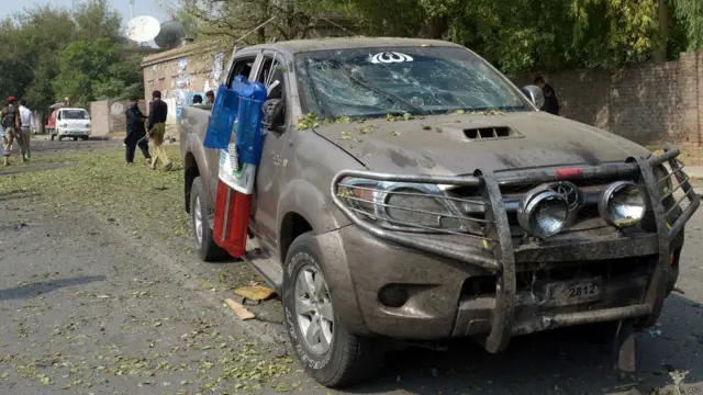 اس کار بم حملے میں پاکستانی فوج کی فرنٹیئر کور کے افسر کے قافلے کو نشانہ بنایا گیا۔