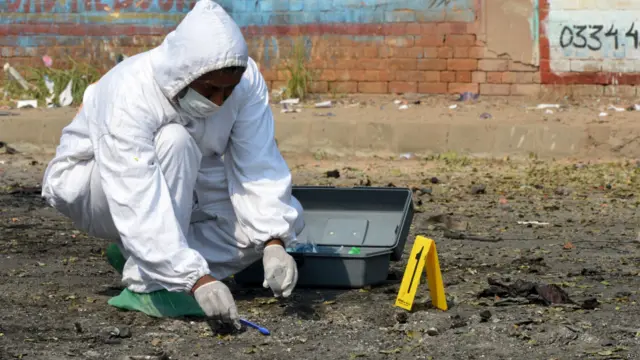 دھماکے کے بعد تحقیقاتی ٹیمیں جائے وقوع سے شواہد اکٹھی کرتی دکھائی دیں۔