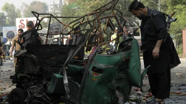 اس دھماکے میں ایک رکشہ بھی بری طرح تباہ ہوا۔