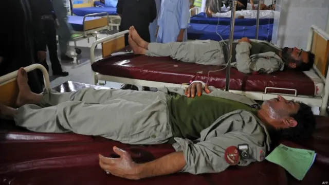 دھماکے میں زخمی ہونے والے ایف سی اہلکاروں کو کمبائنڈ ملٹری ہسپتال لے جایا گیا۔