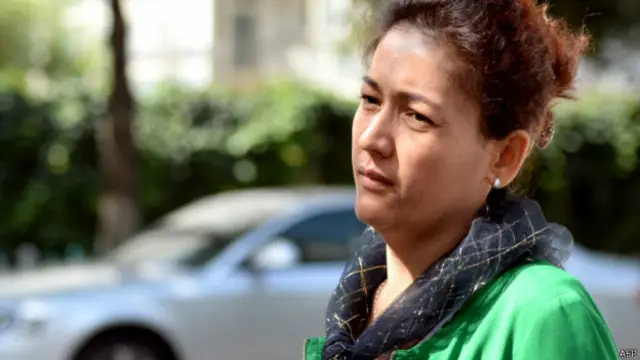 伊力哈木妻子古再麗·努爾（左）於午休後步行返回烏魯木齊中級法院（17/9/2014）