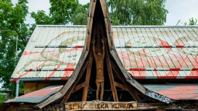 Скульптура в крыше здания