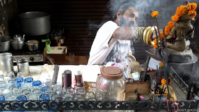 بھولا ٹی سٹال چلانے والے رجن واجپئی ’کھانے‘ والی چائے میں کم سے کم 15 قسم کے میوے ڈالتے ہیں