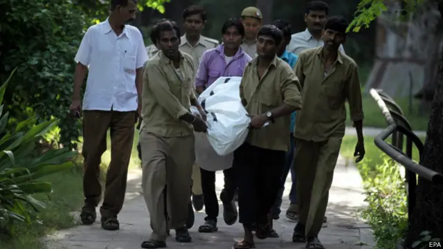 عینی شاہدین کے مطابق 12 ویں جماعت کے طالب علم نے تصویر لینے کے لیے کم از کم دو حفاظتی باڑیں عبور کیں اور تصویر لیتے وقت وہ کھائی میں گر گیا