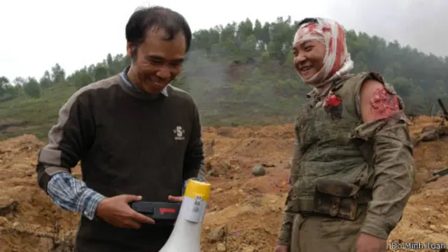 Đạo diễn Đỗ Minh Tuấn trên trường quay Ký ức Điện Biên