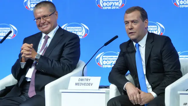 Премьер-министр ФР Дмитрий Медведев (справа) и министр экономического развития Алексей Улюкаев