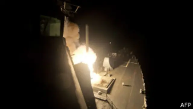 အမေရိကန် ရေတပ် သင်္ဘောပေါ်ကနေ တိုမာဟော့ခ် ပဲထိန်း ဒုံးကျည်ကို IS ပစ်မှတ်ဆီ ပစ်လွှတ်စဉ်။