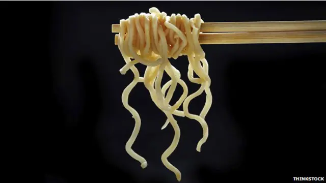 پولیس کے مطابق اس پاؤڈر میں افیون کی اتنی مقدار ہوتی ہے کہ کچھ عرصے میں نوڈلز کھانے والوں کے ٹیسٹ مثبت آ جاتے ہیں